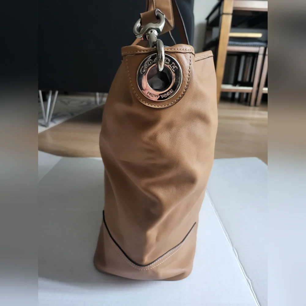 Coach Hadley Duffle Bag . - Picture 5 of 16